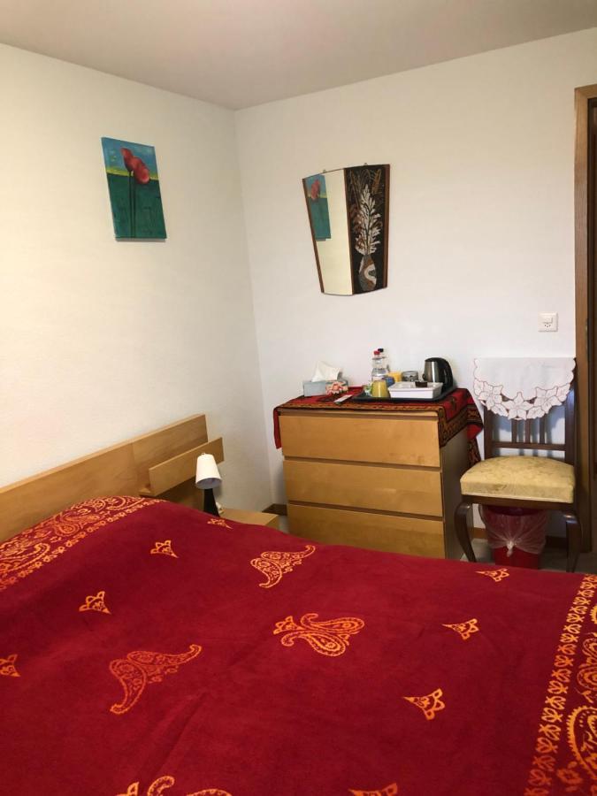 Mona'S Sleep & Go Bed & Breakfast Buren  Eksteriør bilde