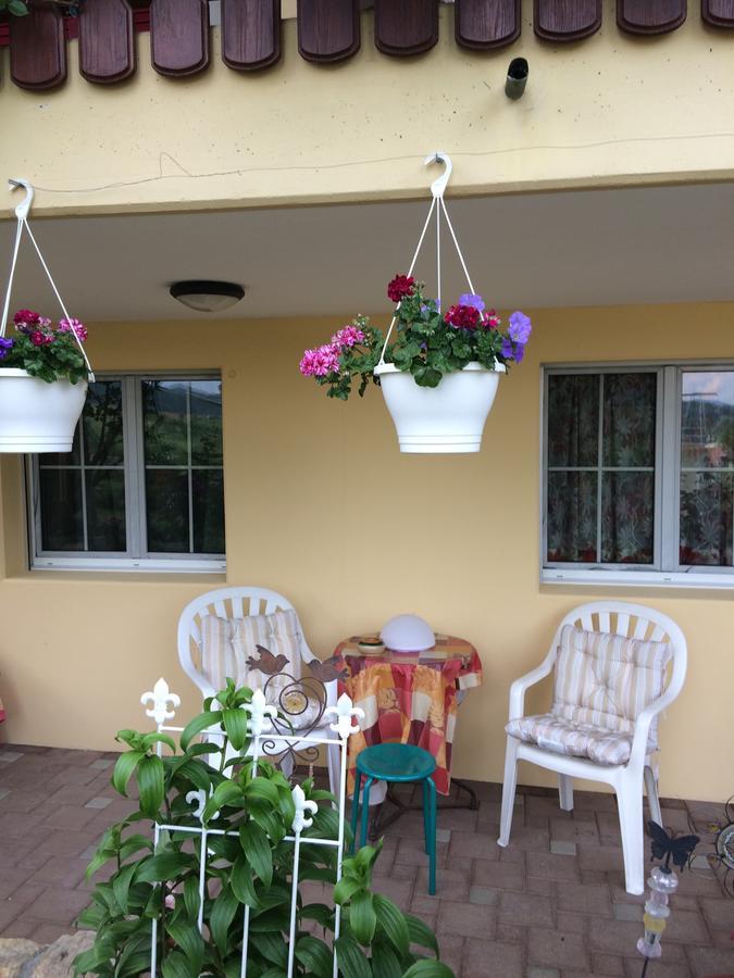 Mona'S Sleep & Go Bed & Breakfast Buren  Eksteriør bilde